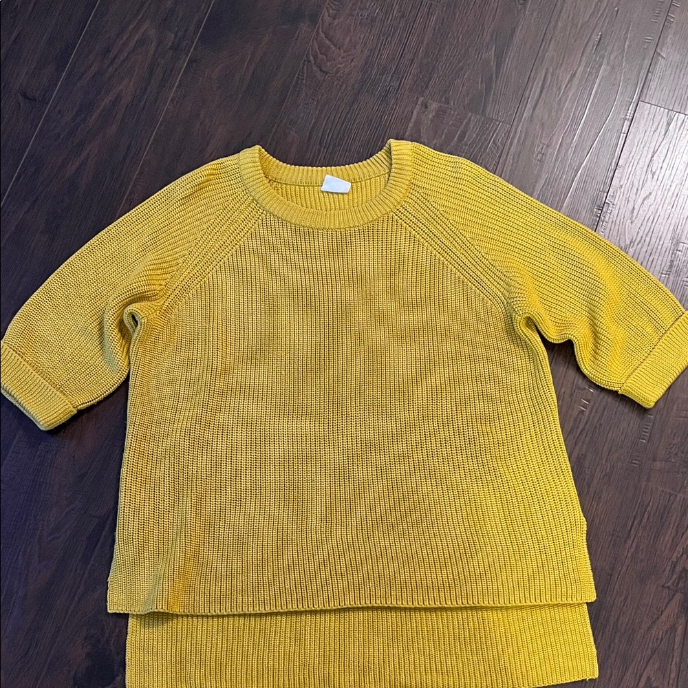 Mote short sleeve sweater
Gold color
Size Medium